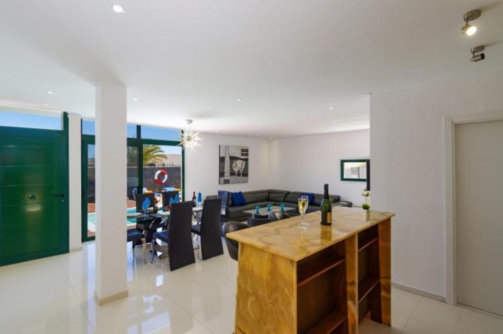 Spacious Private Villa & Private Heated Pool - Villa Sunshine Коста-Тегисе Экстерьер фото